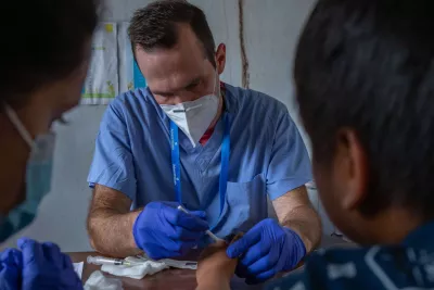 global-missions-peru-physician-with-patient-800x800