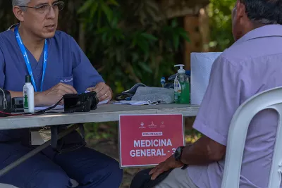 global-mission-peru-provider-patient-at-table-800x800