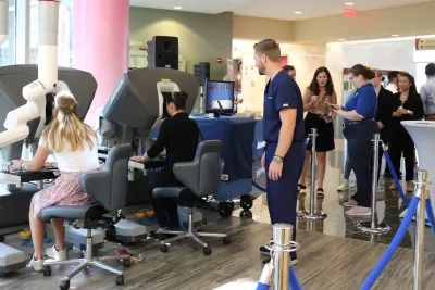 People using the Da Vinci XI technology