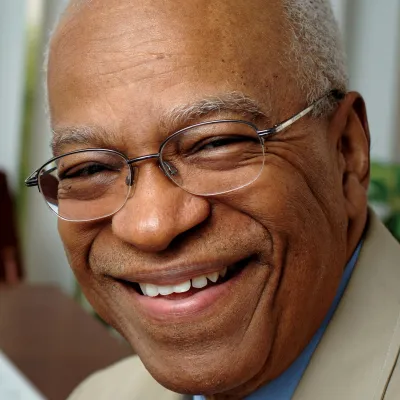 A portrait picture of author Benjamin Reaves