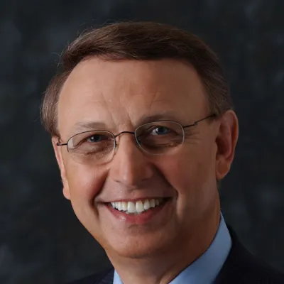 A portrait picture of author Des Cummings