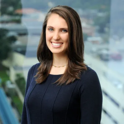 Headshot of Amanda Saxton.