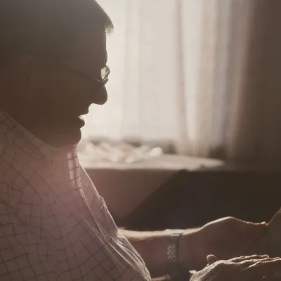 Senior patient, Tim Howard, looking at a photo