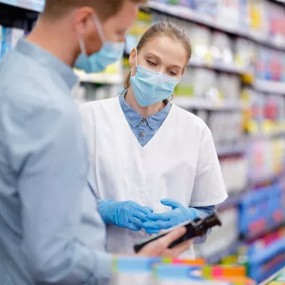 hero-associate-helping-customer-2000x1333 (1)