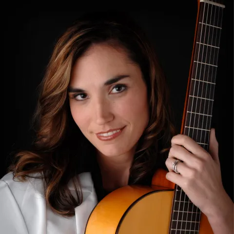 A portrait picture of author Amy Robertson