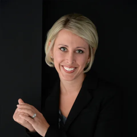 A portrait picture of author Stephanie Lind