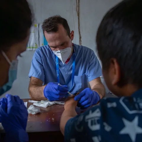 global-missions-peru-physician-with-patient-800x800