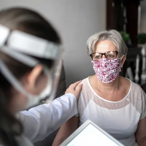 hero-doctor-comforting-patient-2000x1333