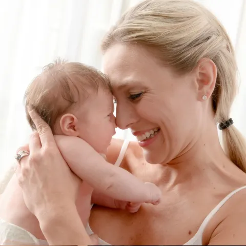Mother holding newboarn baby.