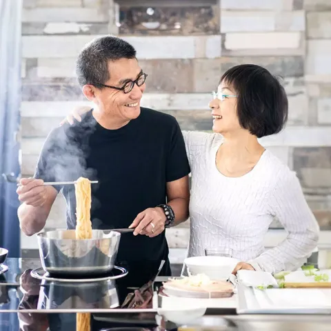 asian-couple-cooking-noodles