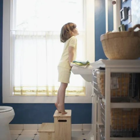 child standing on the tip of the toes