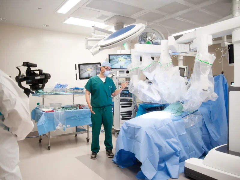 Dr. Hak Lee with da Vinci Xi robot