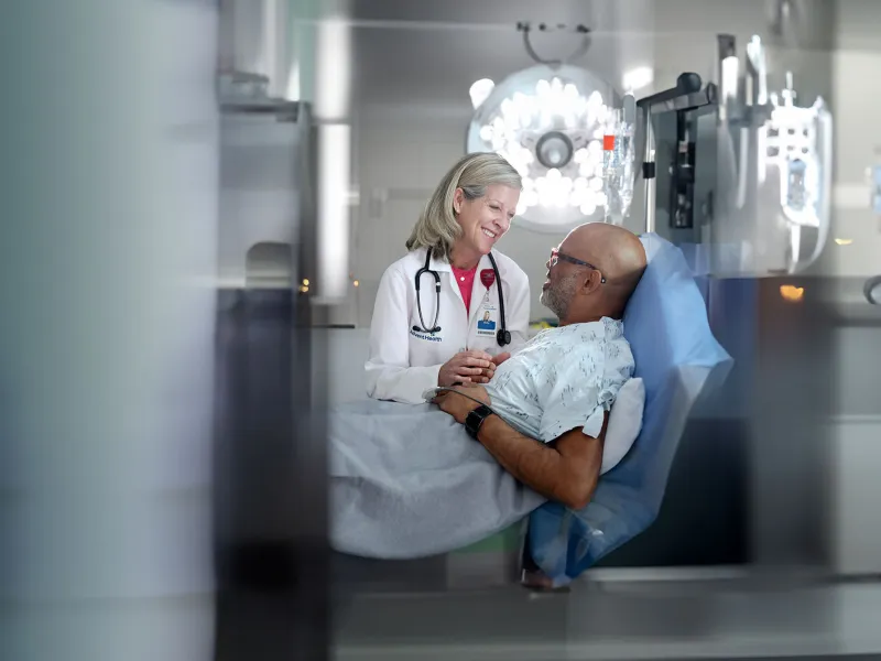 Patient with smiling doctor in the emergency room