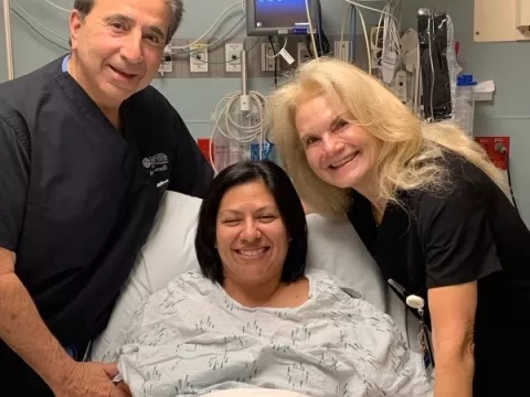 Dr. Steven McCarus, left, celebrates his 100th Senhance procedure with his wife, Dr. Tammy McCarus, and patient.