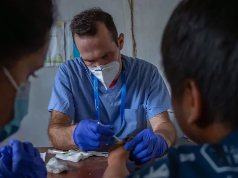 global-missions-peru-physician-with-patient-800x800