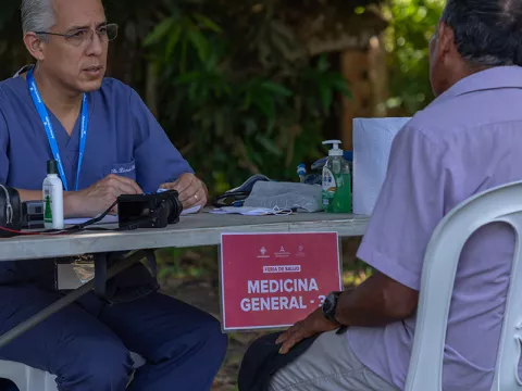 global-mission-peru-provider-patient-at-table-800x800