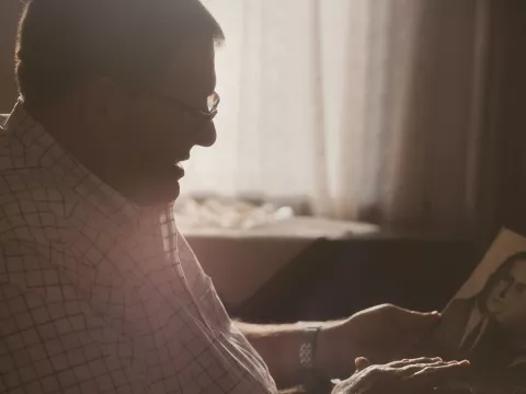 Senior patient, Tim Howard, looking at a photo
