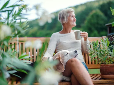 Living Alone and Staying Connected_Image