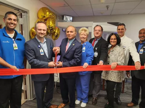 Glenoaks da vinci ribbon cutting