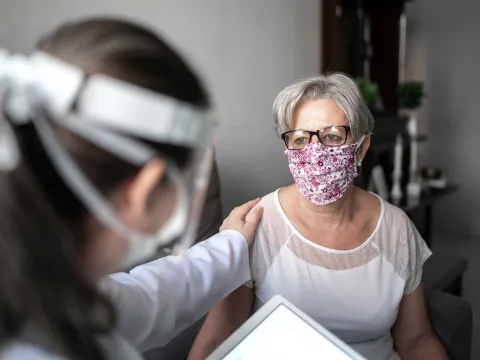 hero-doctor-comforting-patient-2000x1333