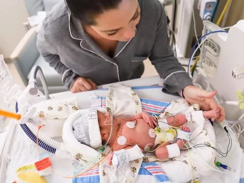Sondra Rae and her son Leo in the AdventHealth NICU