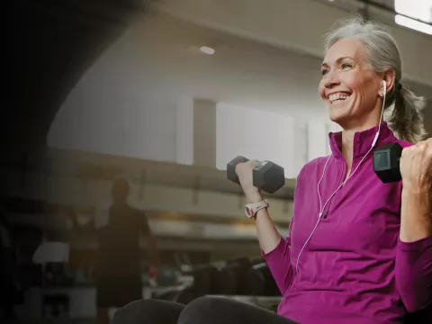 Woman lifting handweights.