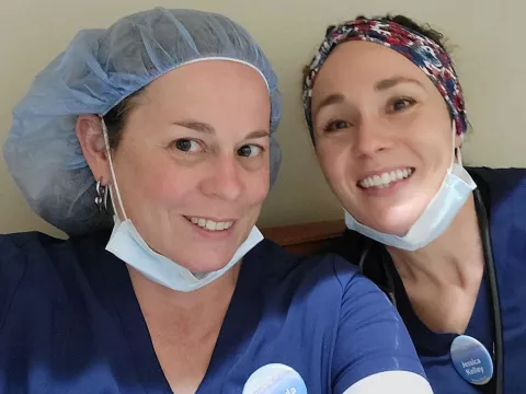 global-missions-peru-two-women-volunteers-800x800