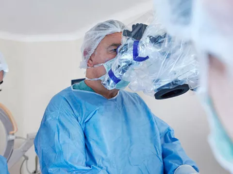 surgeon-perfornming-robotic-surgery