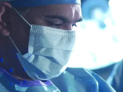 Image of Dr. Vipul Patel operating with the da Vinci Robot