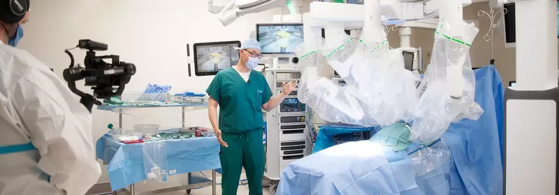 Dr. Hak Lee with da Vinci Xi robot