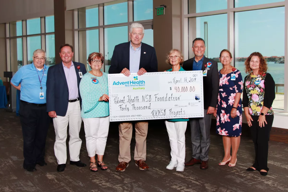 Auxiliary Donates $40,000 Hospital Foundation.