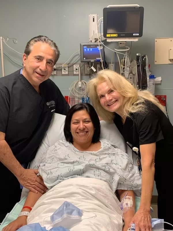 Dr. Steven McCarus, left, celebrates his 100th Senhance procedure with his wife, Dr. Tammy McCarus, and patient.
